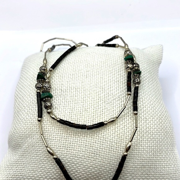 Vintage Handmade Silver Tone Necklace. Faux Malachite beads with Silver beads. - Picture 9 of 11